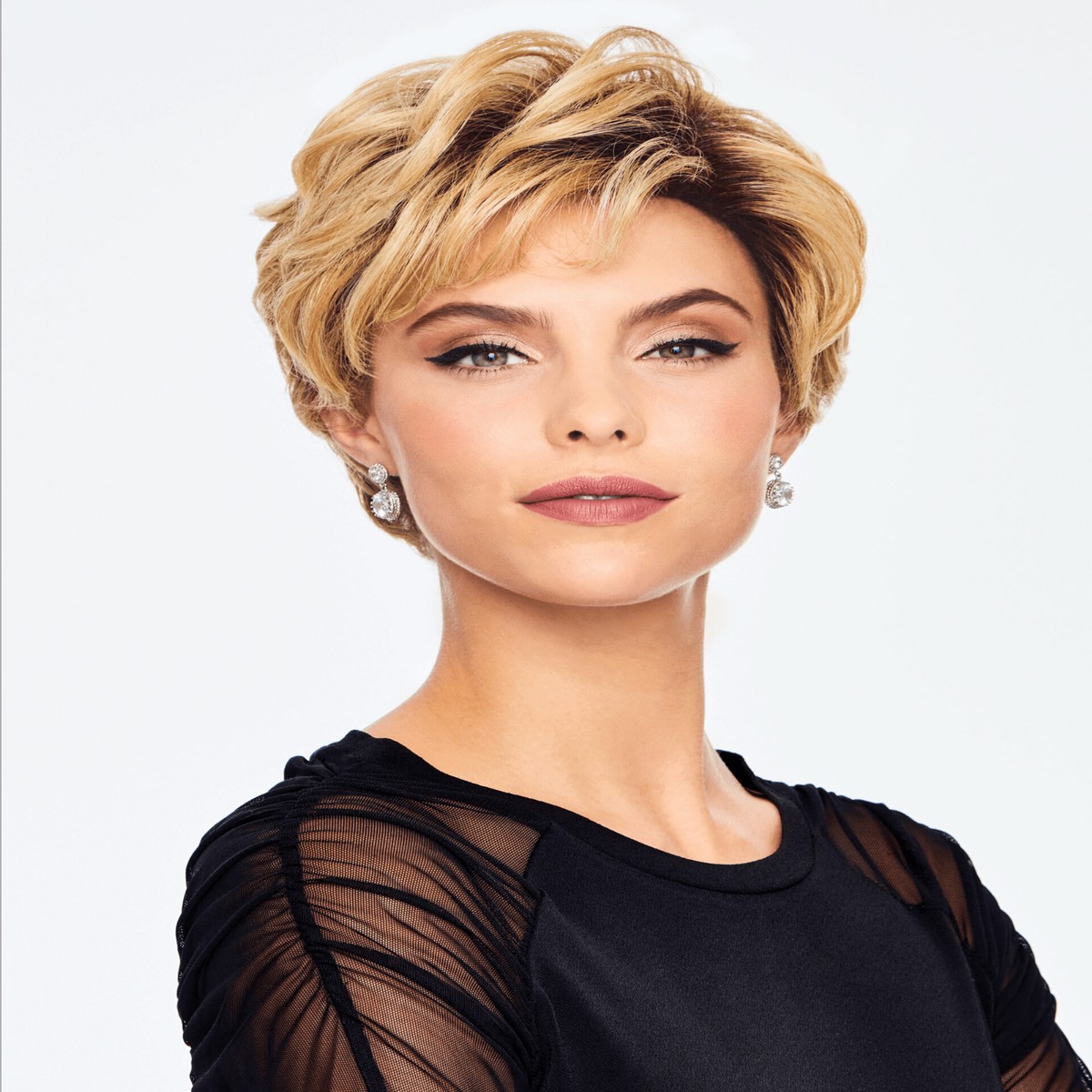 Hairdo Chic Wavy Jane Wig, Color SS14/88, New With Tags Hairpiece